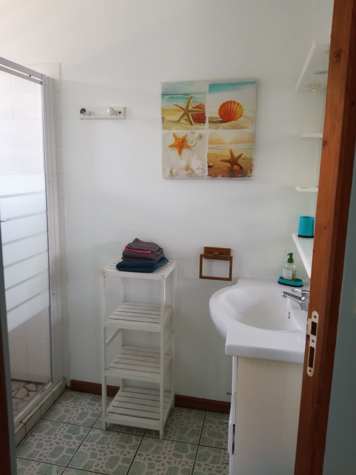 Salle de bain décorée de coquillages