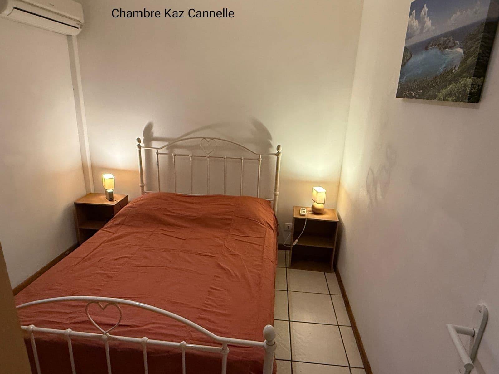 Chambre de Kaz Cannelle, murs beige et lit double