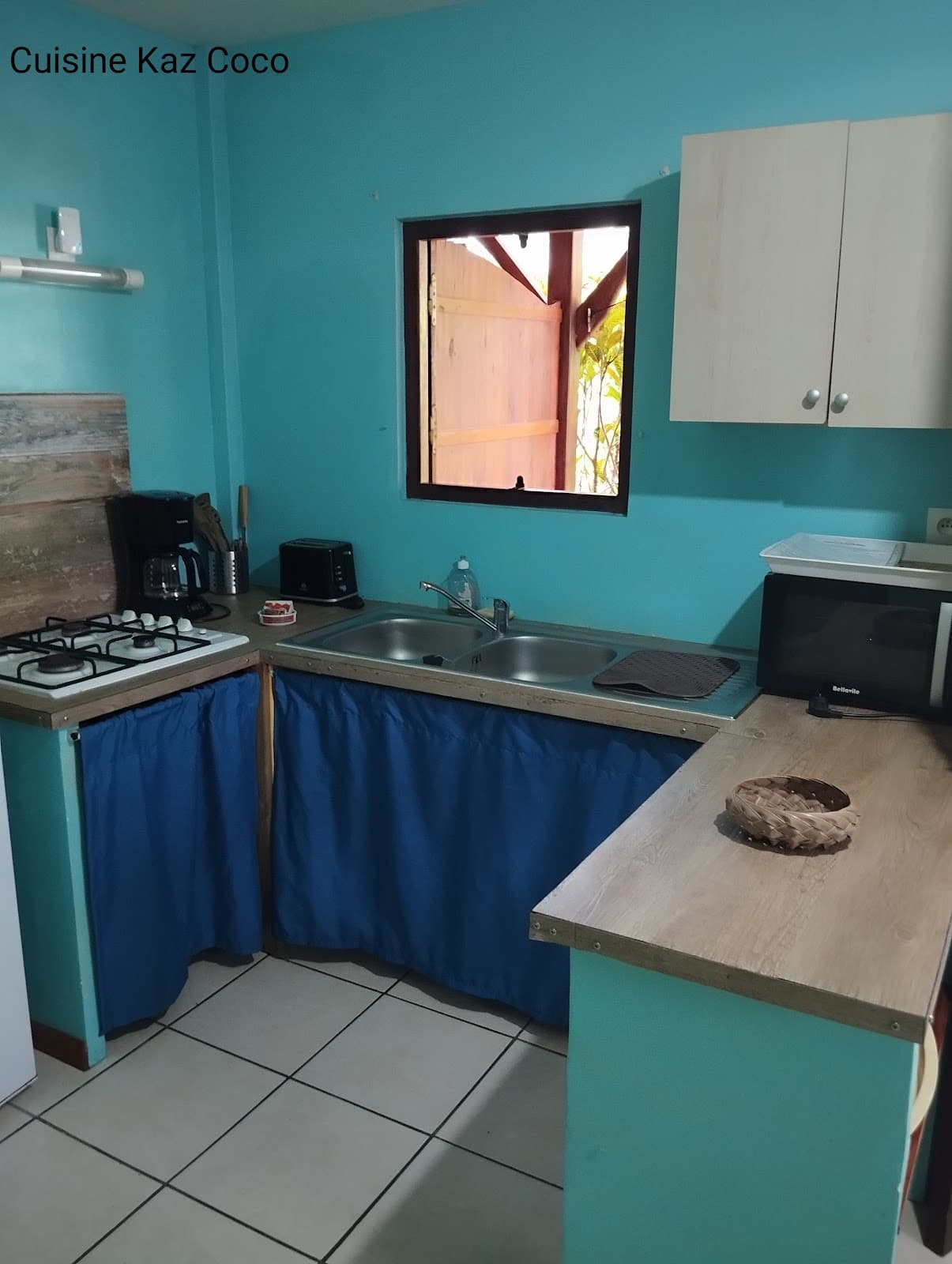 Cuisine de Kaz Coco, murs turquoise et rideaux bleus