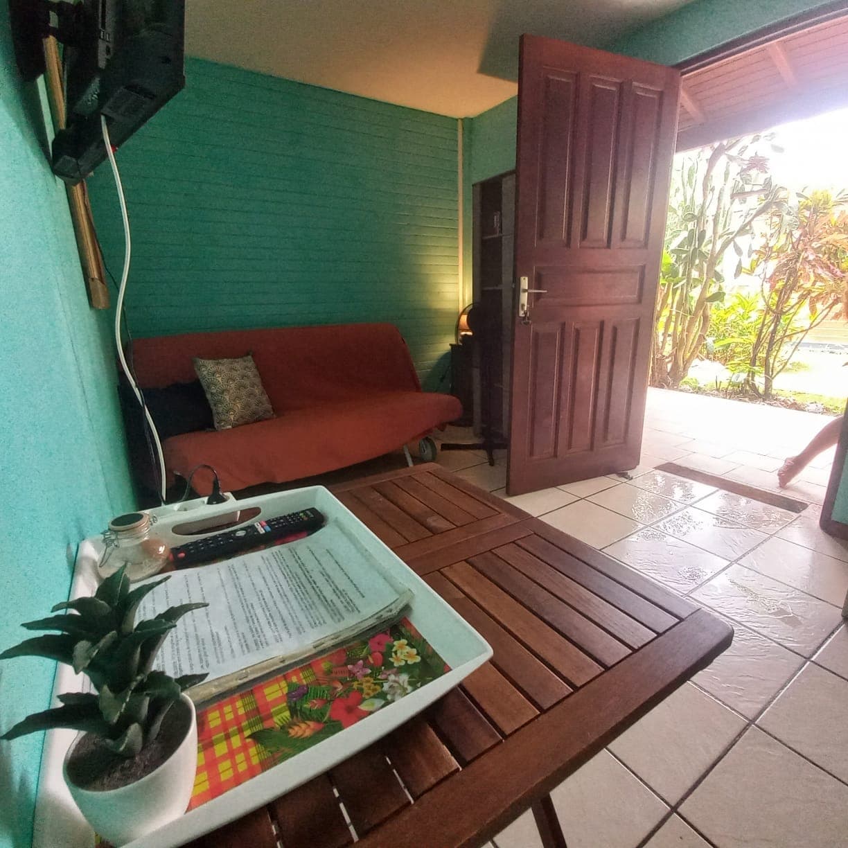 Intérieur aux murs turquoise et verts
