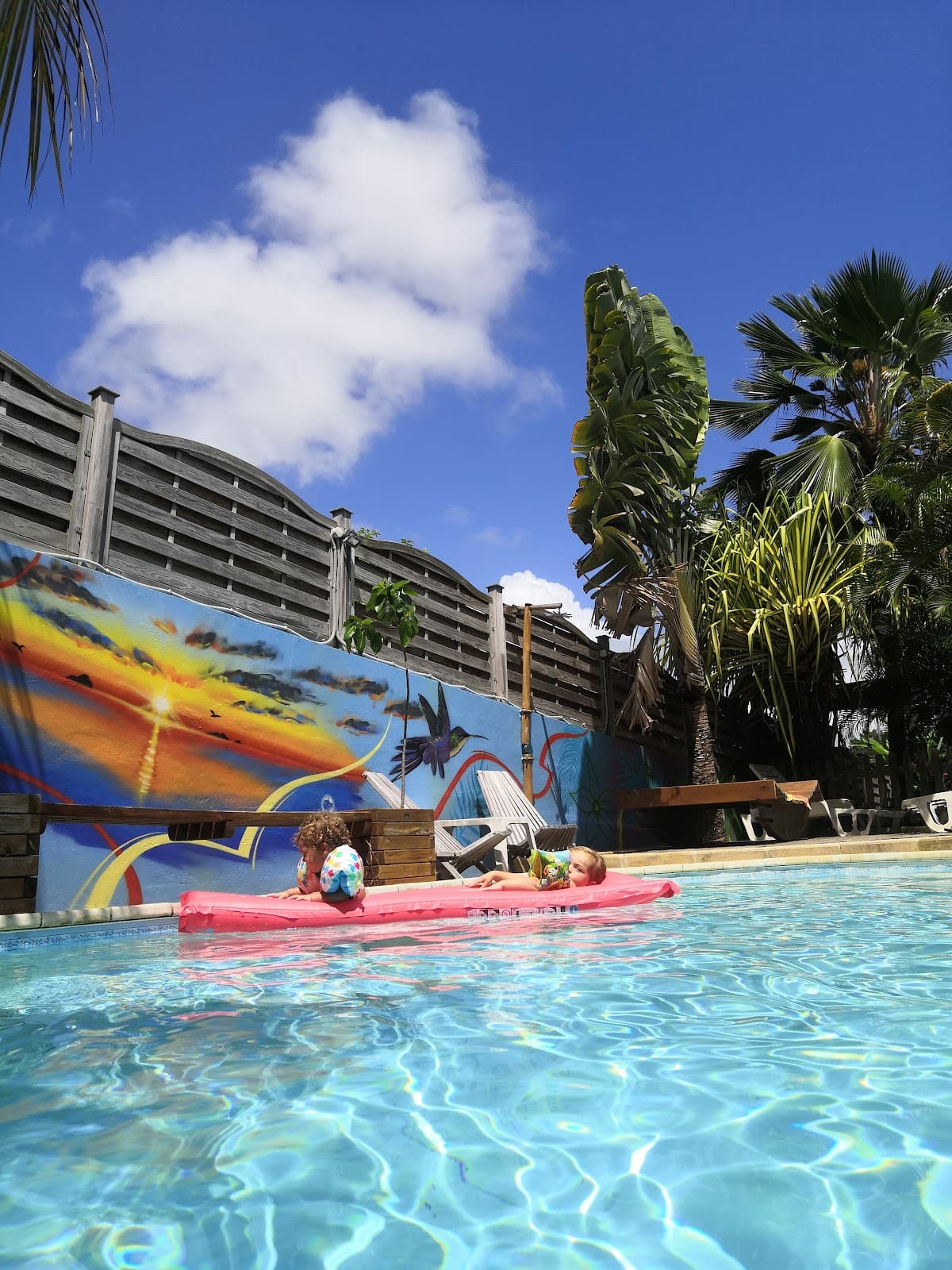 Le bassin pour enfants devant la fresque de poissons colorés