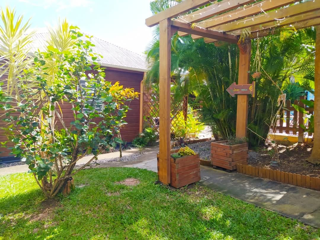 Extérieur de la propriété avec pergola et plantes