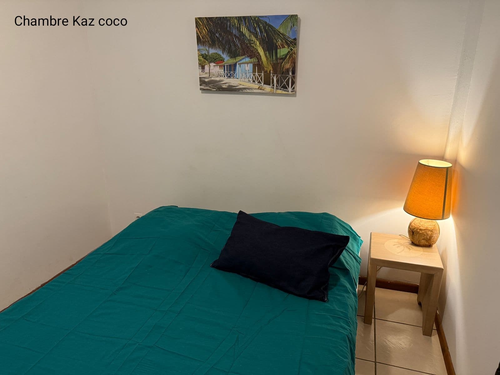 Chambre de Kaz Coco, lit teal et lampe orange