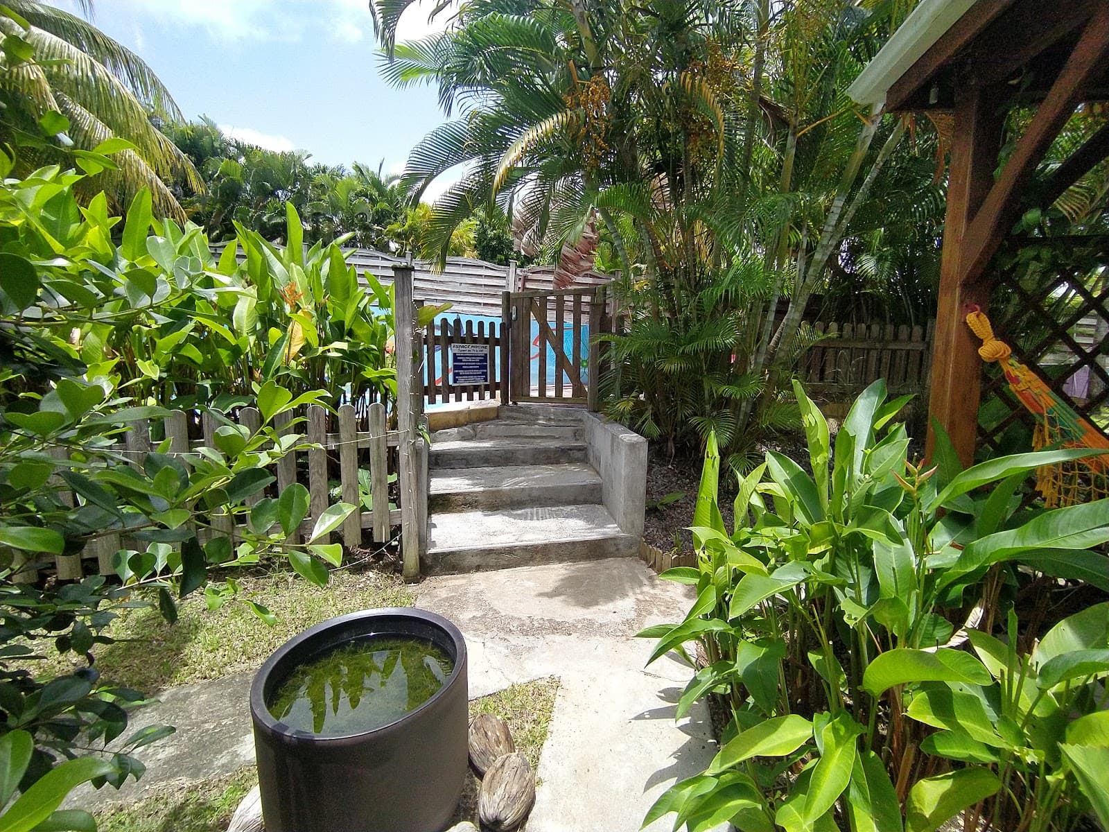 Entrée de la propriété, portail et plantes tropicales