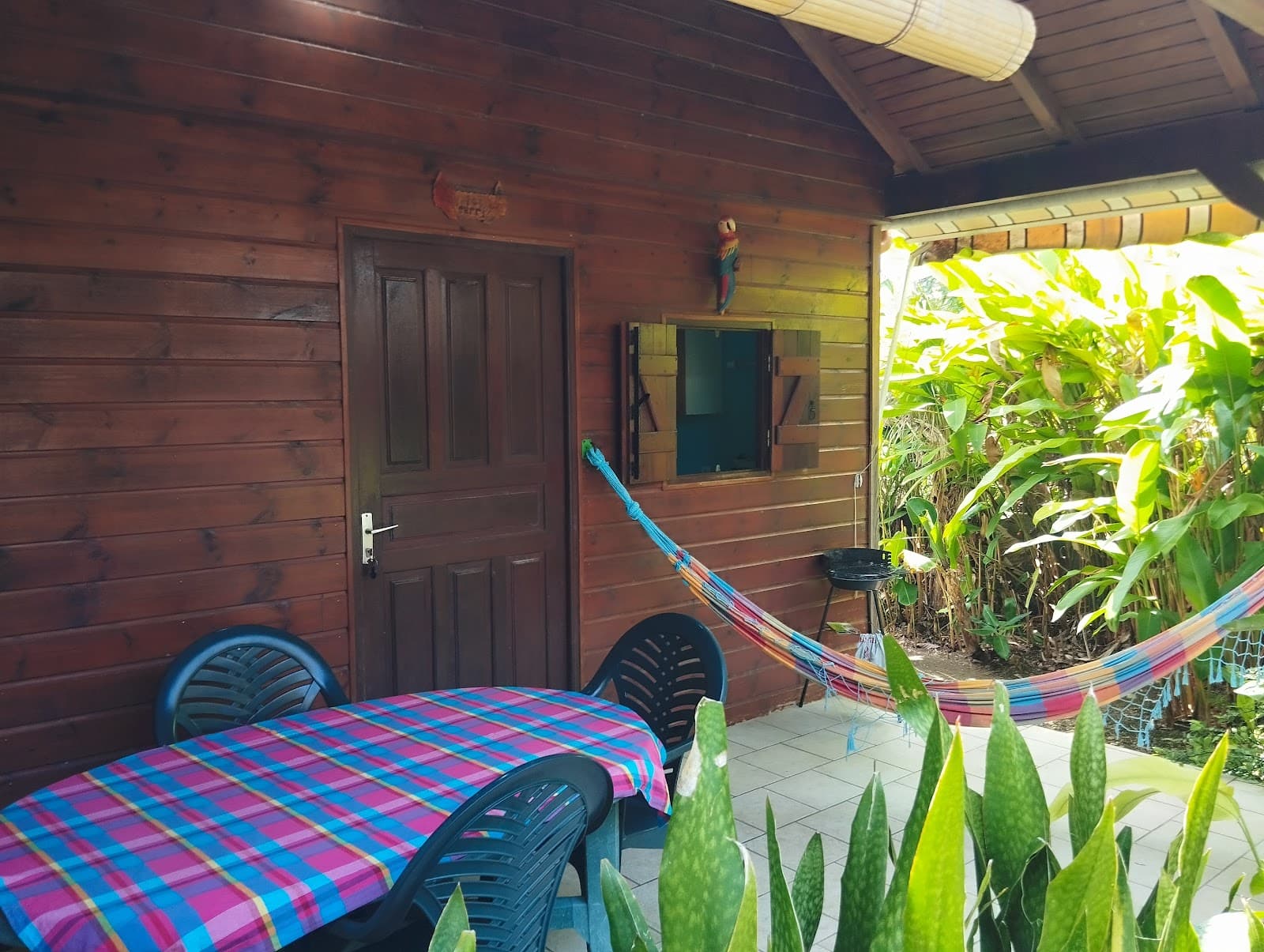 Patio avec hamac coloré et table à carreaux