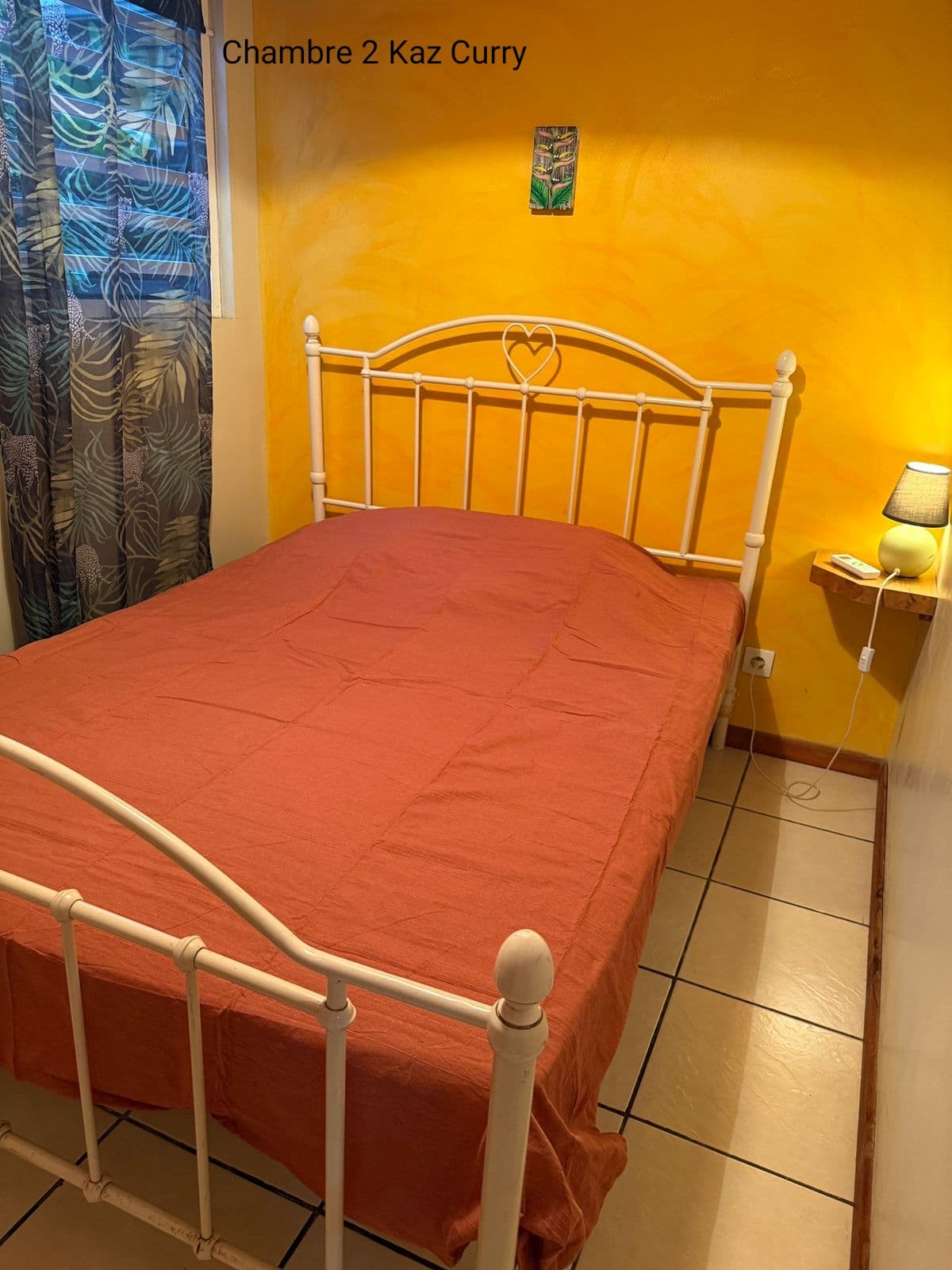 Chambre 2 de Kaz Curry, murs jaune vif