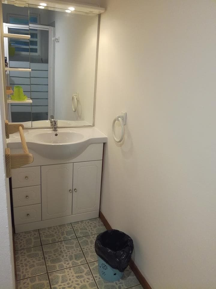 Salle de bain de Kaz Cannelle avec vasque et miroir blanc