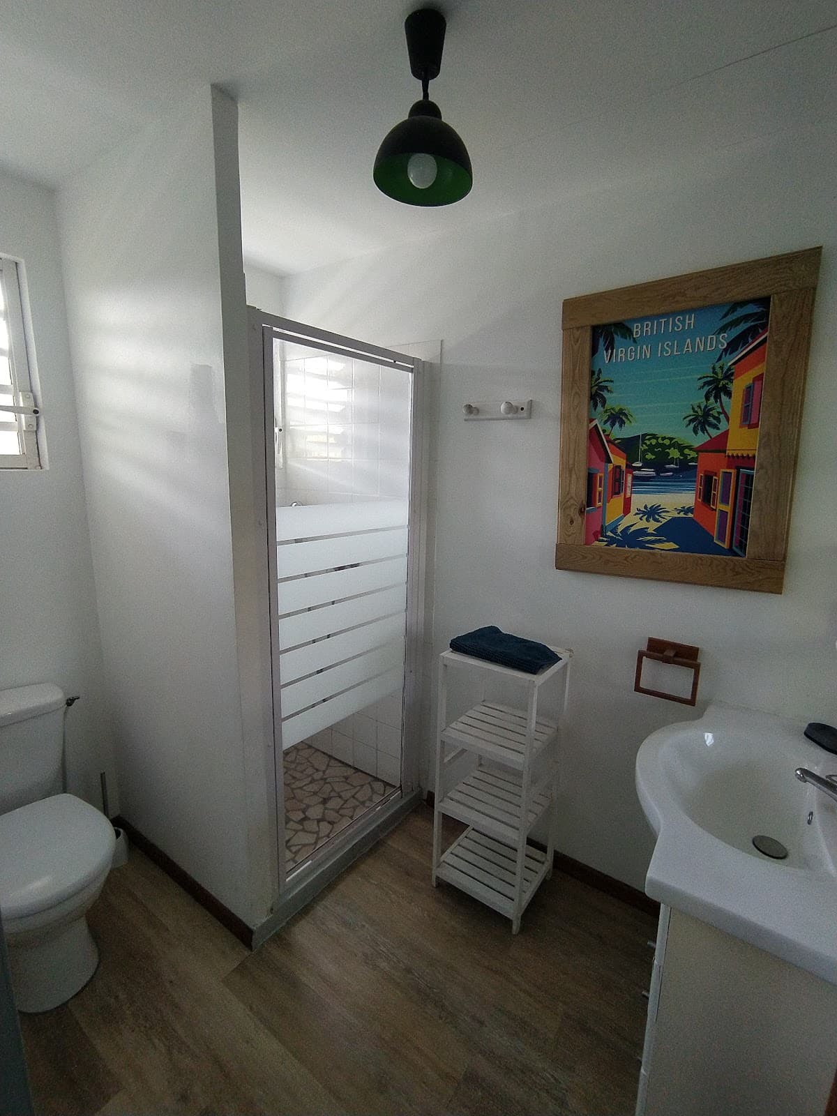 Salle de bain, douche et affiche des îles Vierges