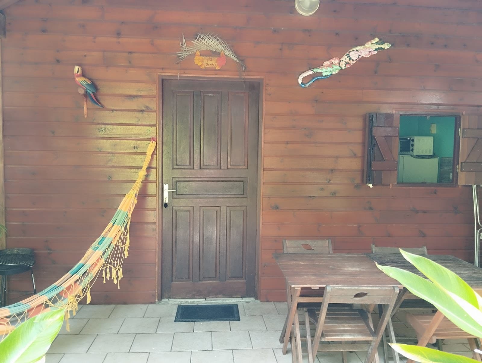 L'allée d'entrée bordée de palmiers et son portail en bois