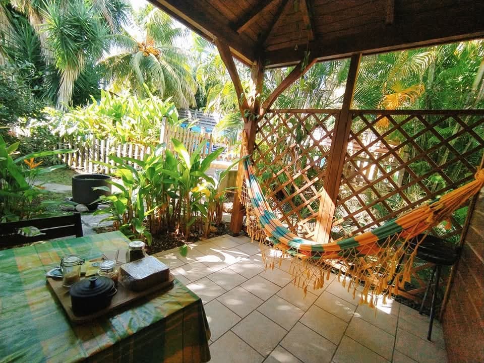 Terrasse en bois décorée de motifs tropicaux